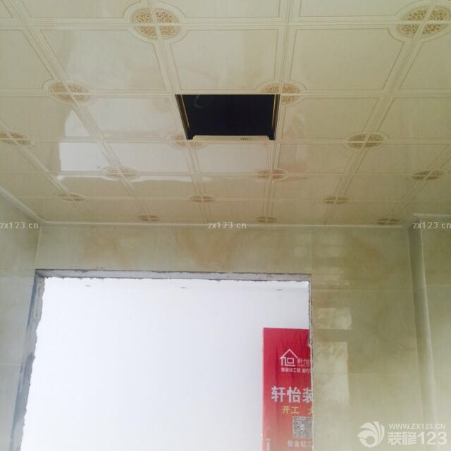 扇灰，天花都完成了，連著瓷磚和鋁扣板，大門都已經(jīng)完畢。