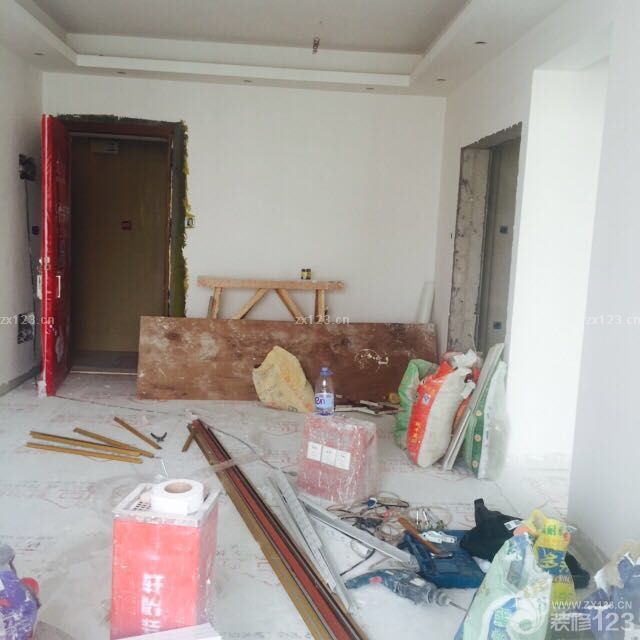 扇灰，天花都完成了，連著瓷磚和鋁扣板，大門都已經(jīng)完畢。