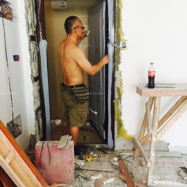 扇灰，天花都完成了，連著瓷磚和鋁扣板，大門都已經(jīng)完畢。
