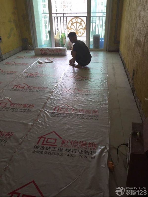 扇灰，天花都完成了，連著瓷磚和鋁扣板，大門都已經(jīng)完畢。