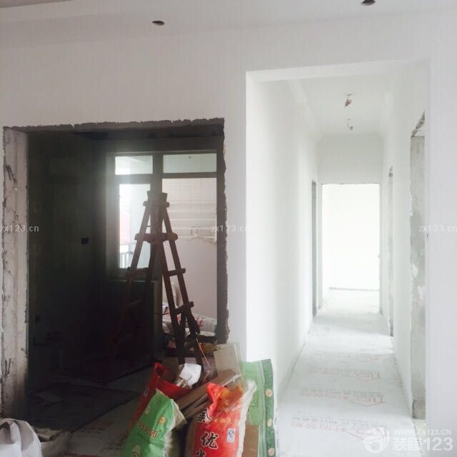 扇灰，天花都完成了，連著瓷磚和鋁扣板，大門都已經(jīng)完畢。