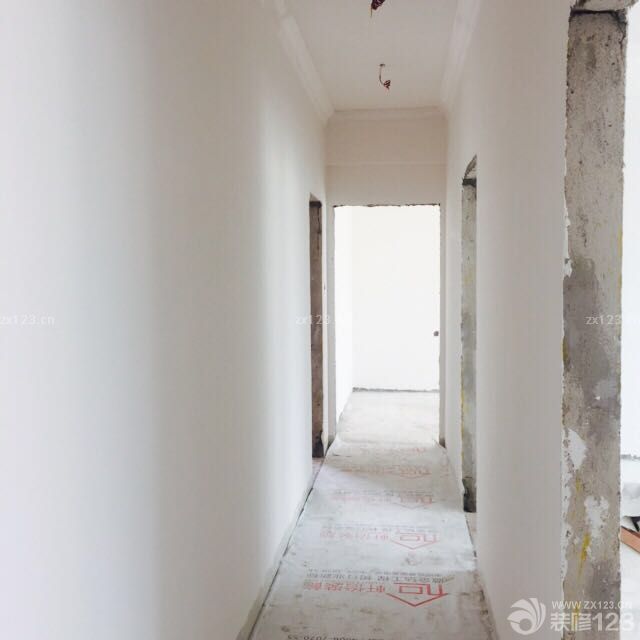 扇灰，天花都完成了，連著瓷磚和鋁扣板，大門都已經(jīng)完畢。