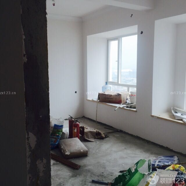 扇灰，天花都完成了，連著瓷磚和鋁扣板，大門都已經(jīng)完畢。