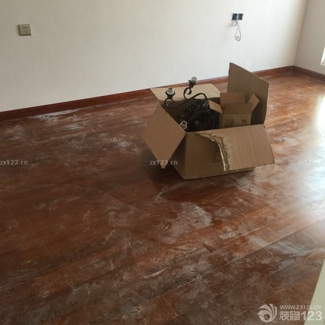 今天的木地板都可以踩了，圣象的師傅辛苦了。