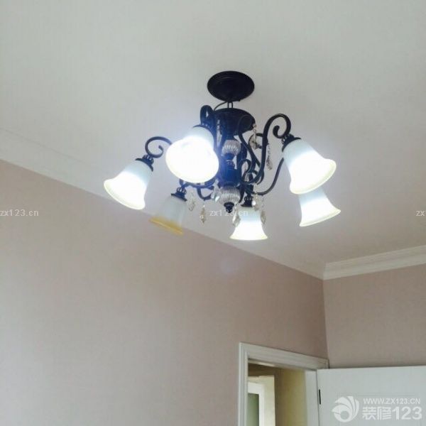 看看吧，新買的燈！感覺整個畫風(fēng)就變得更加的和諧美好了。