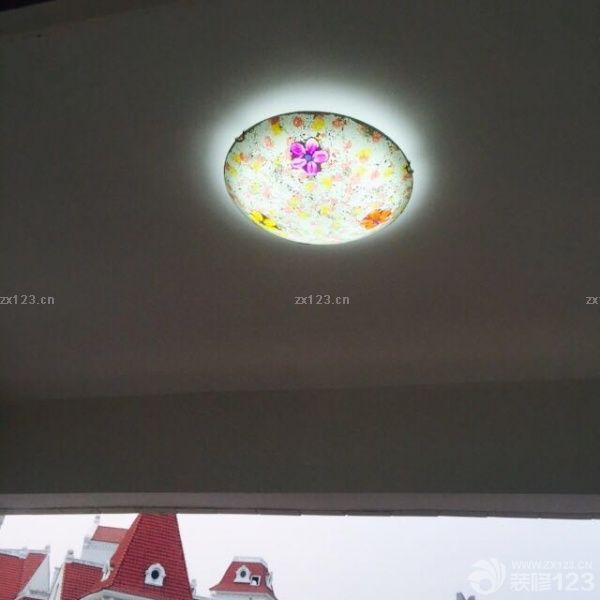 看看吧，新買的燈！感覺整個畫風(fēng)就變得更加的和諧美好了。