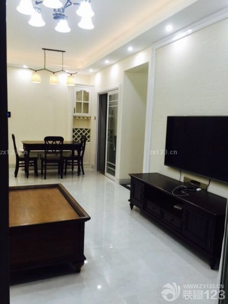 今天弄了窗簾和所有的柜子！不過還有沙發(fā)和主人房，個別小的東西沒弄好！大致就這樣了！