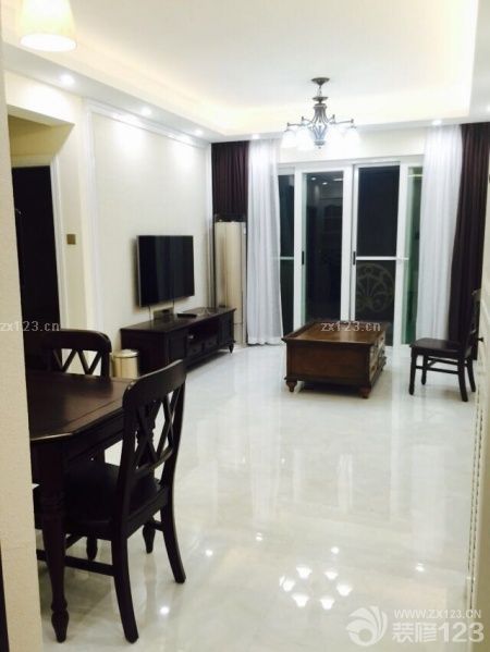 今天弄了窗簾和所有的柜子！不過還有沙發(fā)和主人房，個別小的東西沒弄好！大致就這樣了！