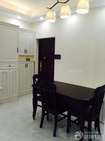 今天弄了窗簾和所有的柜子！不過還有沙發(fā)和主人房，個別小的東西沒弄好！大致就這樣了！