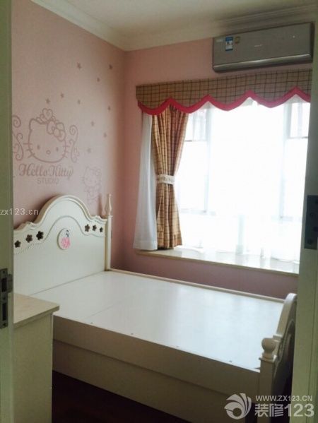 今天弄了窗簾和所有的柜子！不過還有沙發(fā)和主人房，個別小的東西沒弄好！大致就這樣了！