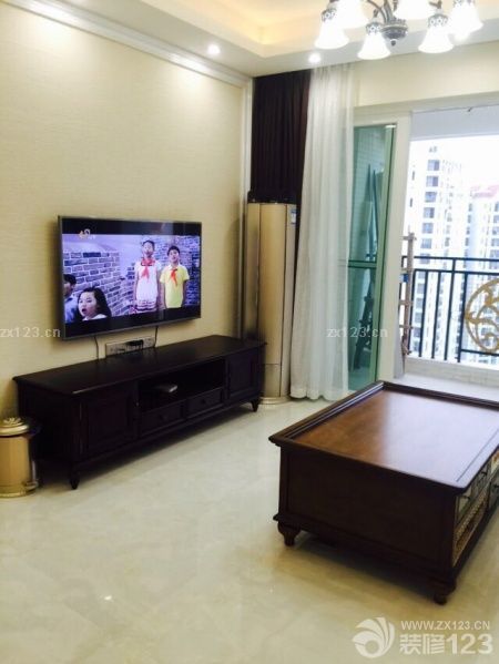 今天弄了窗簾和所有的柜子！不過還有沙發(fā)和主人房，個別小的東西沒弄好！大致就這樣了！