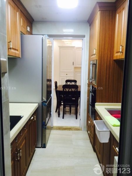 今天弄了窗簾和所有的柜子！不過還有沙發(fā)和主人房，個別小的東西沒弄好！大致就這樣了！