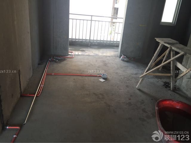 經(jīng)過(guò)了一個(gè)星期水電也完工了，速度的確不錯(cuò)，設(shè)計(jì)師裝修圖也完工了，我感覺(jué)做的一般。