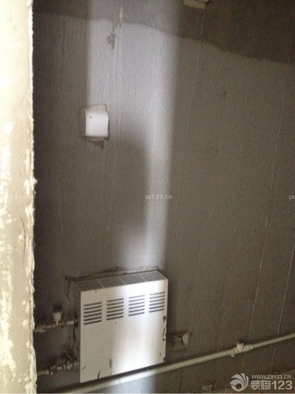 收房很快，每天和老公忙著找裝修工司、一直定不下來，結果是意見不統(tǒng)一，最后磨磨蹭蹭半個月老爸出馬，一天就選好了，并且付了定金。第二天就準備開工。