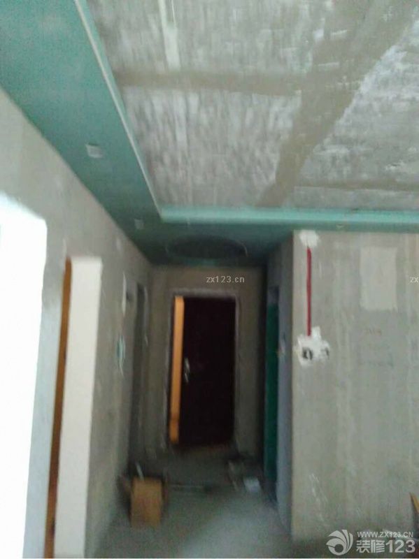 鏟墻皮，水電改造速度非?？?，除了做防水等了一陣子，老爸監(jiān)工，我基本就不用過去，省心啊。