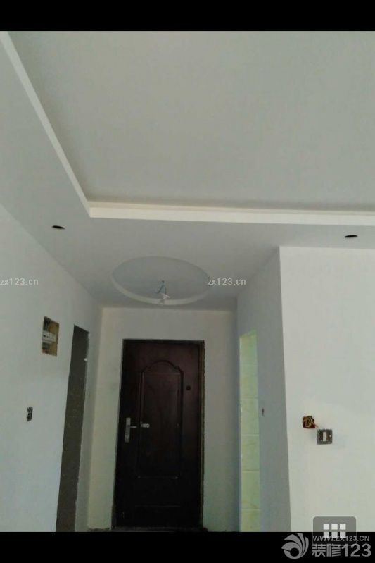 鏟墻皮，水電改造速度非?？?，除了做防水等了一陣子，老爸監(jiān)工，我基本就不用過去，省心啊。