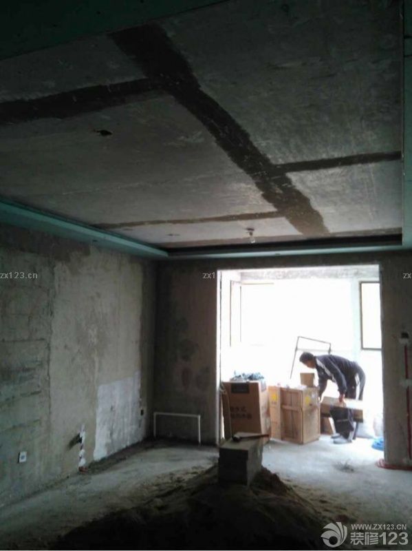 鏟墻皮，水電改造速度非?？?，除了做防水等了一陣子，老爸監(jiān)工，我基本就不用過去，省心啊。