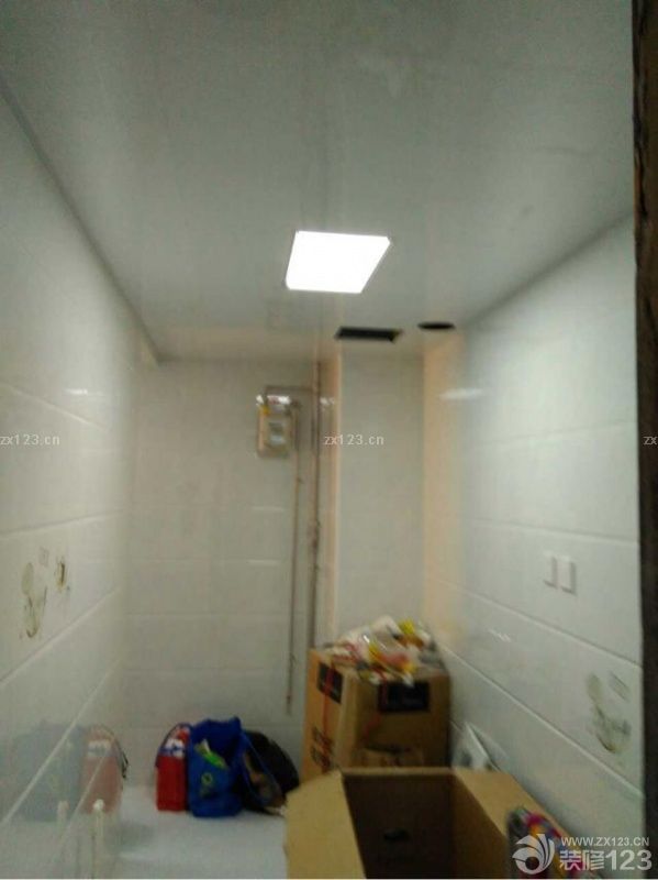 廚房衛(wèi)生間吊頂基本上一天結束，預約的師傅很快，哈哈除了衛(wèi)生間吊頂顏色略微不滿意（其實是我自己選的）跟墻面色差比較大，其他都還好。