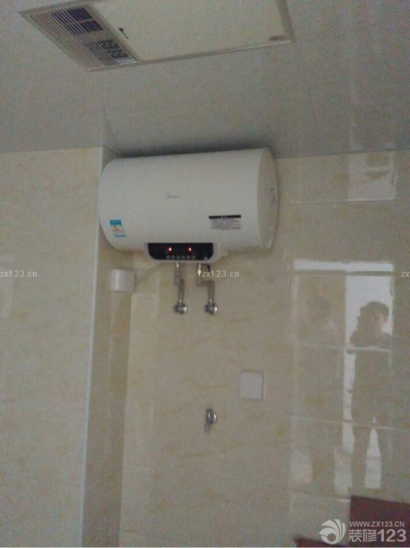 廚房衛(wèi)生間吊頂基本上一天結束，預約的師傅很快，哈哈除了衛(wèi)生間吊頂顏色略微不滿意（其實是我自己選的）跟墻面色差比較大，其他都還好。