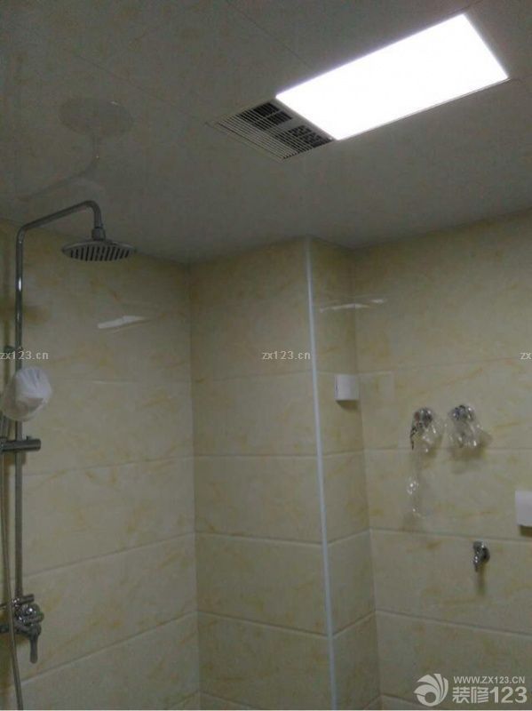 客廳圖了白，臥室選擇了米黃色，基本上現(xiàn)在就等上門窗套和地板，還有櫥柜、估計要等月底了，