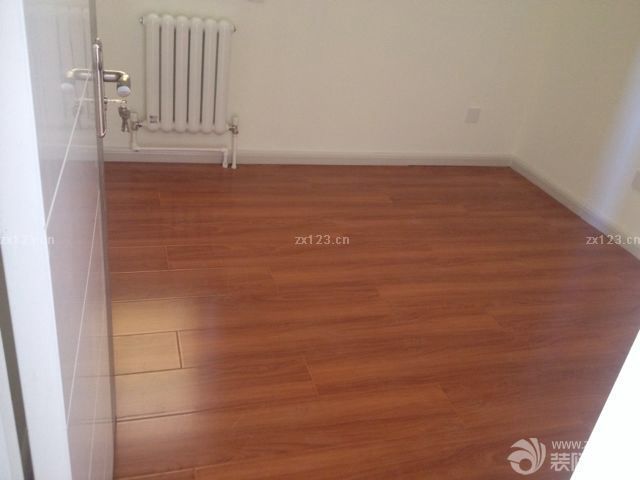 地板和燈終于搞定了忙碌了一天，頭好疼。