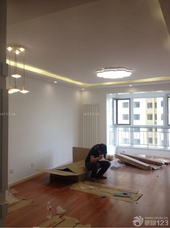 地板和燈終于搞定了忙碌了一天，頭好疼。