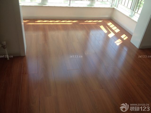 地板和燈終于搞定了忙碌了一天，頭好疼。