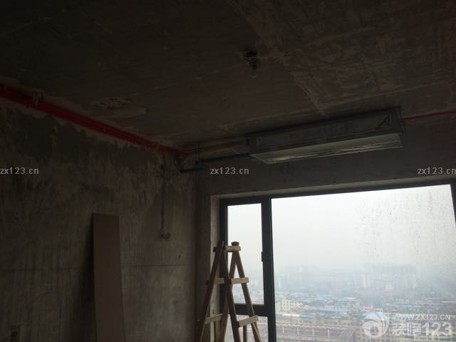 昨天工長安排吊頂沒有安排空調(diào)安裝，結(jié)果只能浪費兩天時間，不過今天空調(diào)安裝很順利，師傅們真的辛苦！