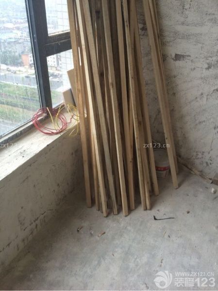 今天去墻終于砌好了，工人手藝不錯，吊頂也開始了，只是沒用一根輕鋼龍骨……