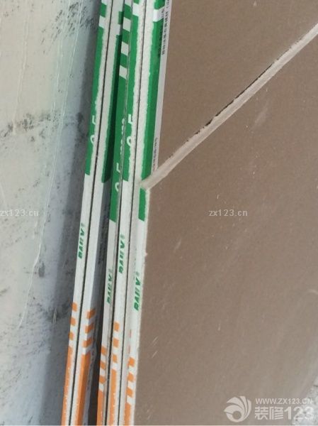 今天去墻終于砌好了，工人手藝不錯，吊頂也開始了，只是沒用一根輕鋼龍骨……