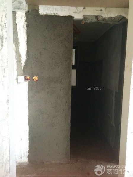 今天去墻終于砌好了，工人手藝不錯，吊頂也開始了，只是沒用一根輕鋼龍骨……