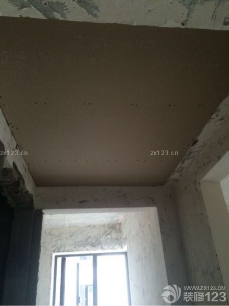 吊頂基本成形，現(xiàn)在還看不出什么效果，層高不高這樣看還行，希望鋪完磚不要顯低。防水第一層也快干了，明天試水，希望順利！