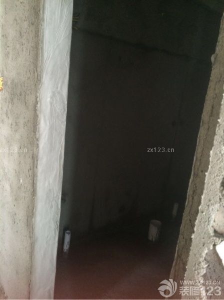 吊頂基本成形，現(xiàn)在還看不出什么效果，層高不高這樣看還行，希望鋪完磚不要顯低。防水第一層也快干了，明天試水，希望順利！