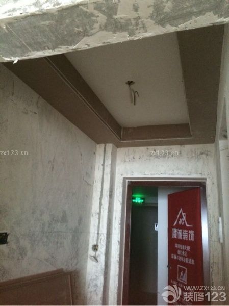 吊頂基本成形，現(xiàn)在還看不出什么效果，層高不高這樣看還行，希望鋪完磚不要顯低。防水第一層也快干了，明天試水，希望順利！