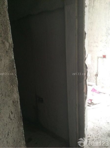 吊頂基本成形，現(xiàn)在還看不出什么效果，層高不高這樣看還行，希望鋪完磚不要顯低。防水第一層也快干了，明天試水，希望順利！