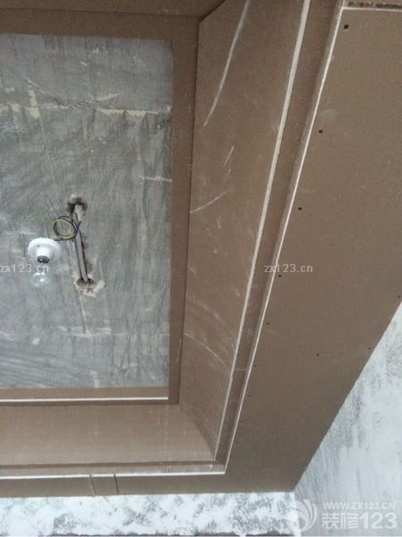 吊頂基本成形，現(xiàn)在還看不出什么效果，層高不高這樣看還行，希望鋪完磚不要顯低。防水第一層也快干了，明天試水，希望順利！