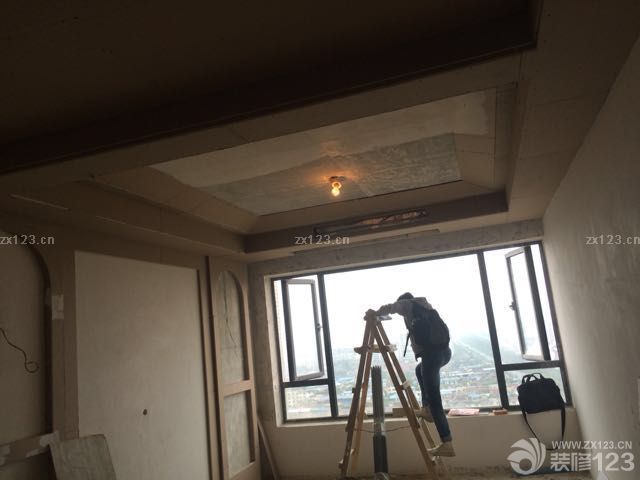 下午1點半監(jiān)理到場，經(jīng)過檢查，主要吊頂用木龍骨沒刷防火防潮漆要整改，釘子要刷防銹漆，防水品牌無法確定，一一跟工長溝通，希望給予答復(fù)！