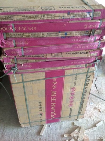 停了五天終于開始貼磚了，進度挺快，期待地磚貼完的效果。