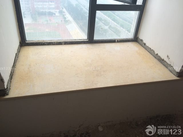 停了五天終于開始貼磚了，進度挺快，期待地磚貼完的效果。