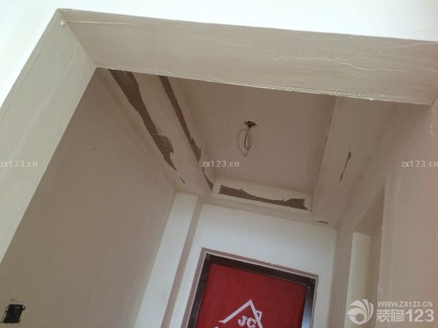 今天李工驗收泥木，很認真，很詳細的介紹工序，真的是一塊一塊敲，木工和貼磚師傅總體還不錯！