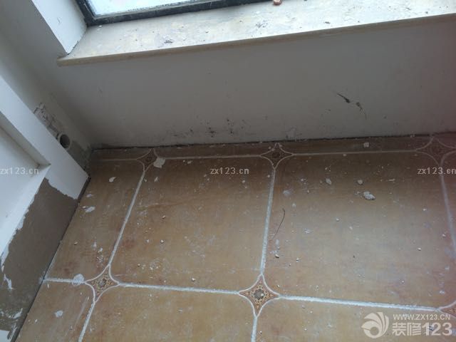 今天李工驗收泥木，很認真，很詳細的介紹工序，真的是一塊一塊敲，木工和貼磚師傅總體還不錯！
