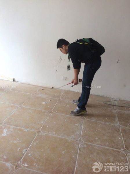 今天李工驗收泥木，很認真，很詳細的介紹工序，真的是一塊一塊敲，木工和貼磚師傅總體還不錯！