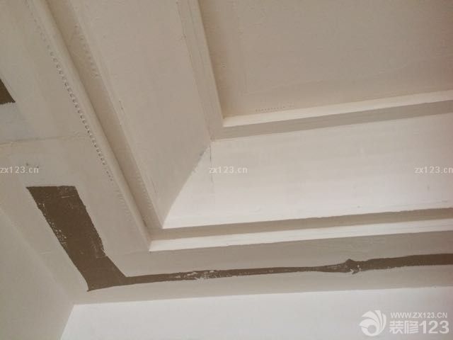 今天李工驗收泥木，很認真，很詳細的介紹工序，真的是一塊一塊敲，木工和貼磚師傅總體還不錯！