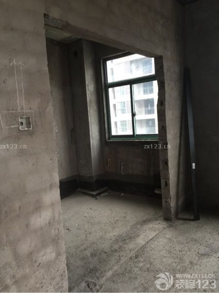 上午8點(diǎn)25分，我和尹哥的房子正式開(kāi)工啦，今天主要是打墻和劃分水位和電路圖，櫥柜和衛(wèi)浴的人分別劃出地方。然后按照我的要求，把客廳和餐廳的門(mén)拓寬，把廁所的門(mén)移改。晚上也把鋁合金全部訂好，希望能有好的效果
