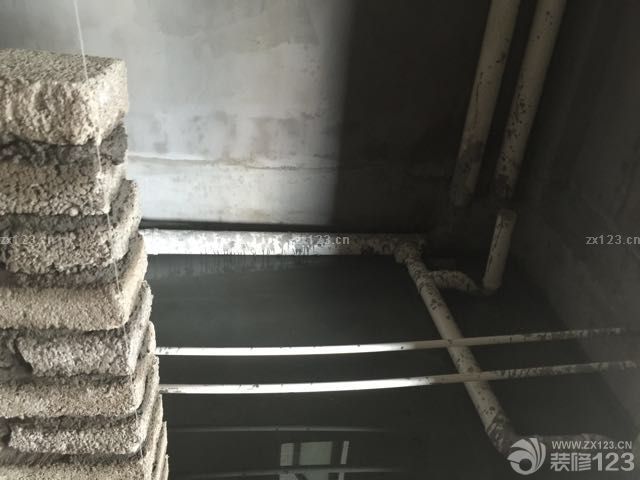 防水已經(jīng)做完，昨天開(kāi)始砌墻，下周開(kāi)始鋪瓷磚。昨天訂了廚房陽(yáng)臺(tái)的仿古磚，尹哥還是更愛(ài)仿古磚一些，所以我們又花了3280塊，期待效果能很好！