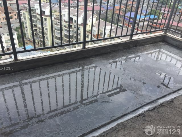 防水已經(jīng)做完，昨天開(kāi)始砌墻，下周開(kāi)始鋪瓷磚。昨天訂了廚房陽(yáng)臺(tái)的仿古磚，尹哥還是更愛(ài)仿古磚一些，所以我們又花了3280塊，期待效果能很好！