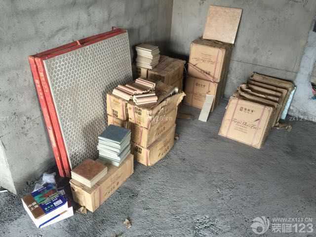 下午我們訂的瓷磚終于送到了，明天開(kāi)始貼瓷磚期待能有好的效果，為了這個(gè)，我明天最愛(ài)的科目三訓(xùn)練都沒(méi)去了，為了我和尹哥的溫馨的家園，努力！
