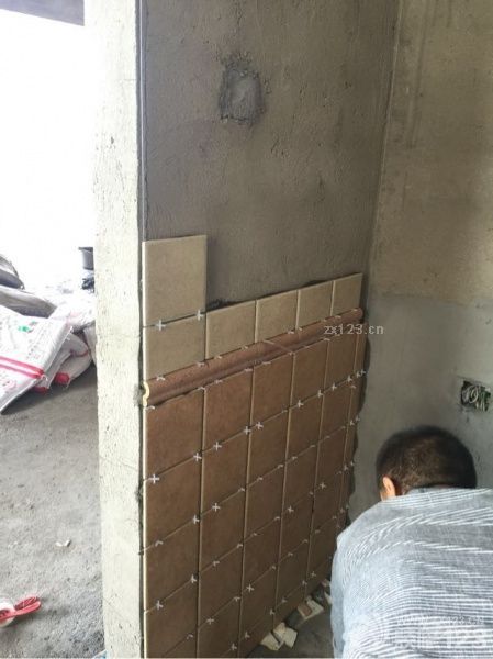 今天開(kāi)始貼磚，尹哥哥自己也DIY防水材料，自己動(dòng)手，為自己的家添一份力。