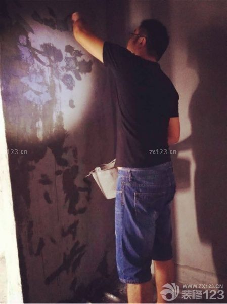 今天開(kāi)始貼磚，尹哥哥自己也DIY防水材料，自己動(dòng)手，為自己的家添一份力。