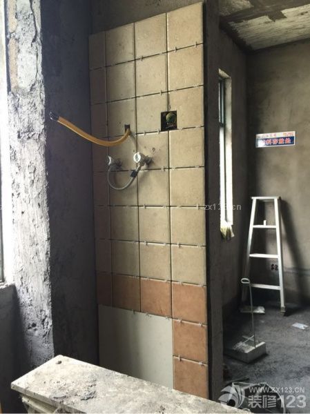 今天開(kāi)始貼磚，尹哥哥自己也DIY防水材料，自己動(dòng)手，為自己的家添一份力。